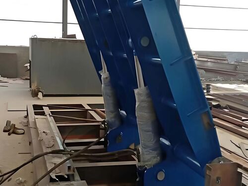 底轴液压钢坝安装有多难？大型吊车现场作业文章配图